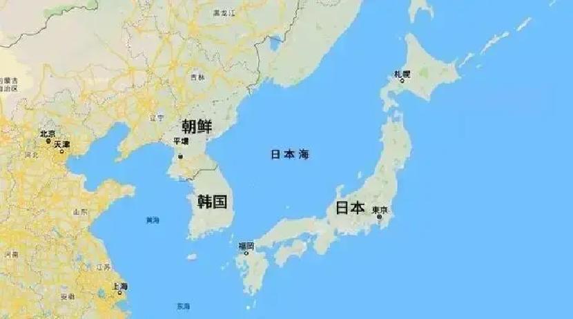 果不其然。

日本防卫省突然宣布了，将把所谓“反击能力”的关键部署压缩到2026