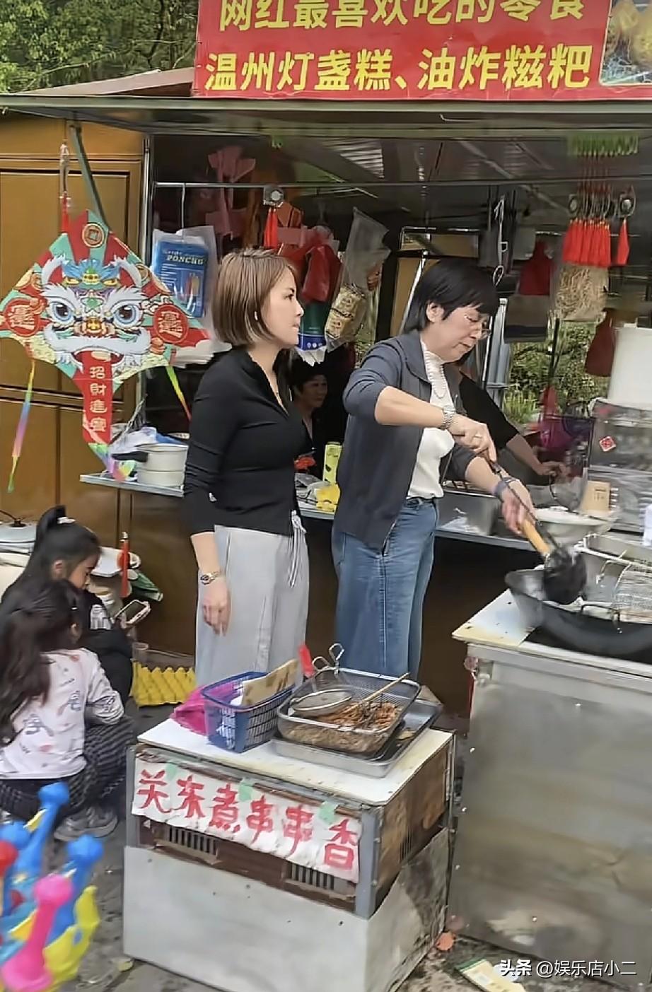 瑾汐的亲生父亲老陈受不了网友的攻击，已经把账号所有视频隐藏了。
网友也不敢相信他