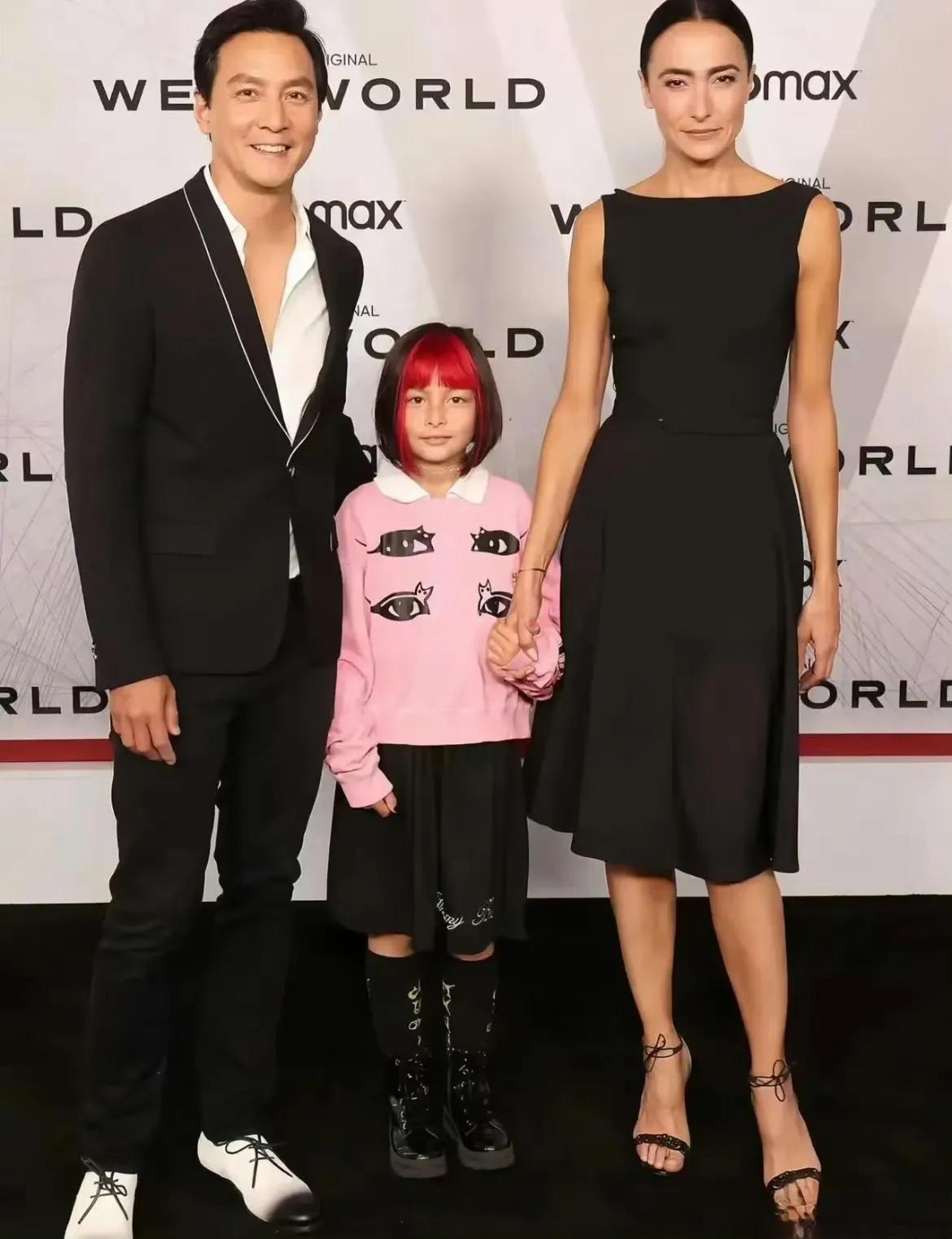 同样是明星的女儿染头发，为什么只喷黄多多？

吴彦祖罕见带女儿媳妇出席活动，十岁