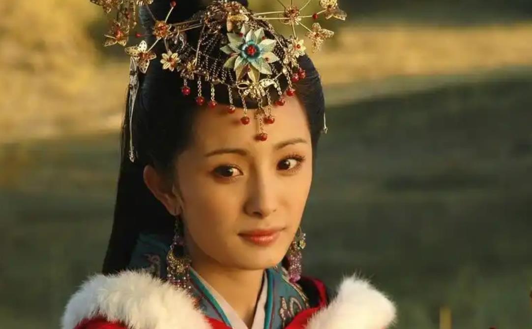 公元前31年，王昭君才23岁，丈夫刚去世，大儿子迫不及待地冲进帐篷，抱住她就不放