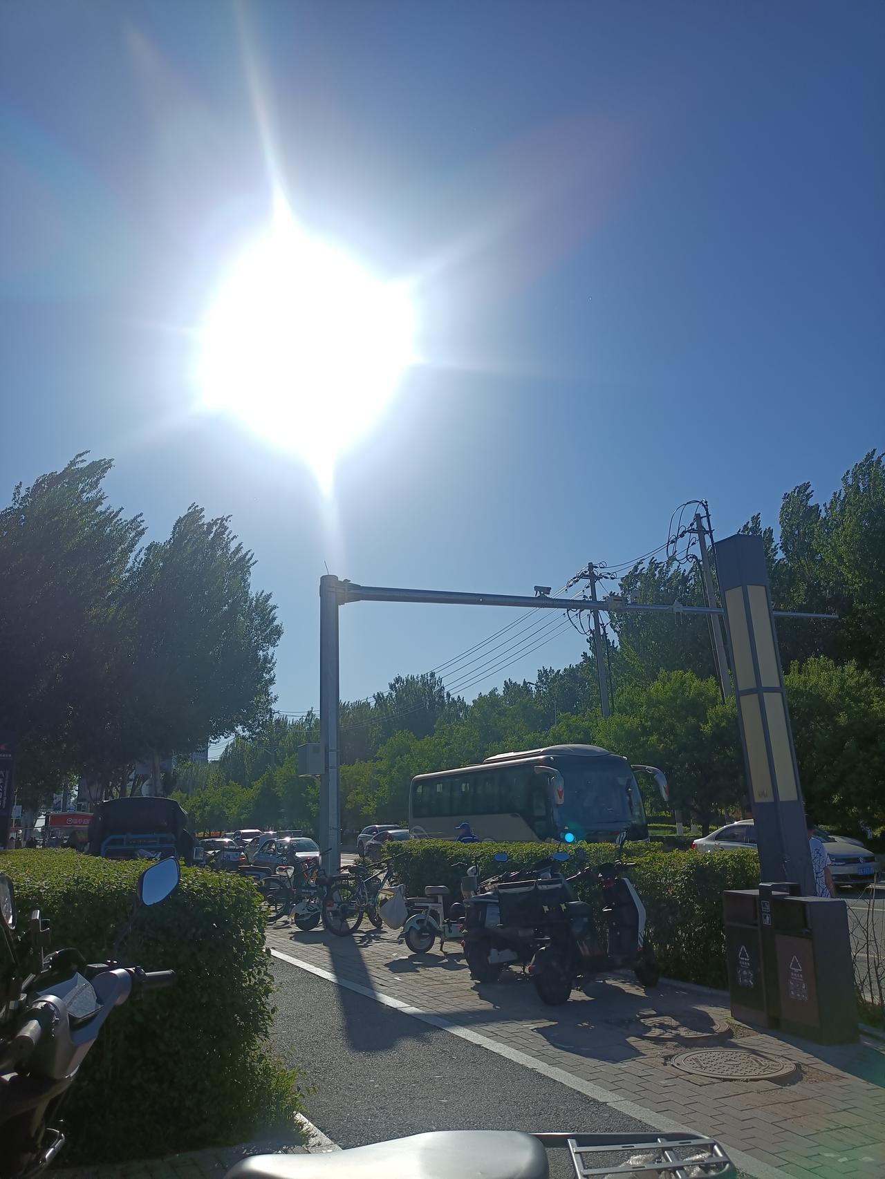 地铁的冷气是不是开得太“任性”了？每次一进站，仿佛瞬间穿越回严冬，冻得人瑟瑟发抖