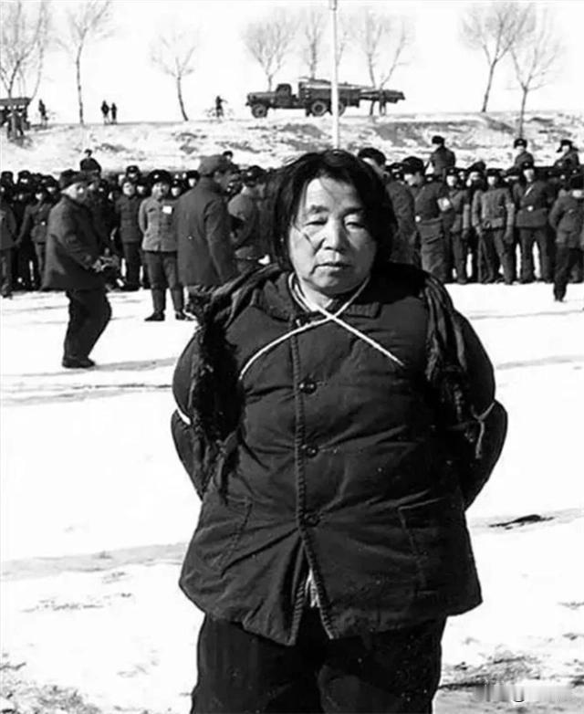 [微风]1980年，哈尔滨郊外刑场，死刑犯王守信被枪毙后，留下的一张老照片，此时