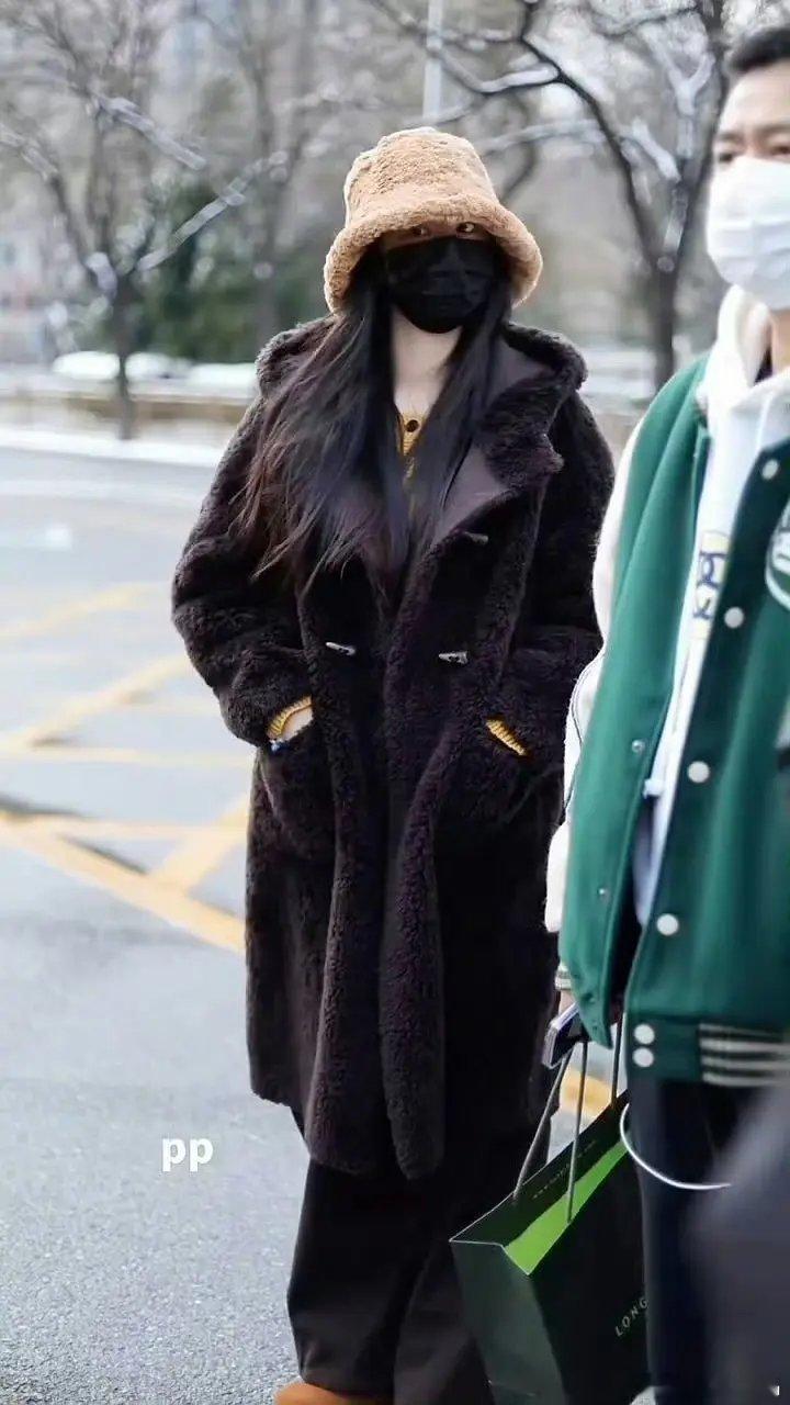 王楚然现身春晚彩排，闷声干大事。 