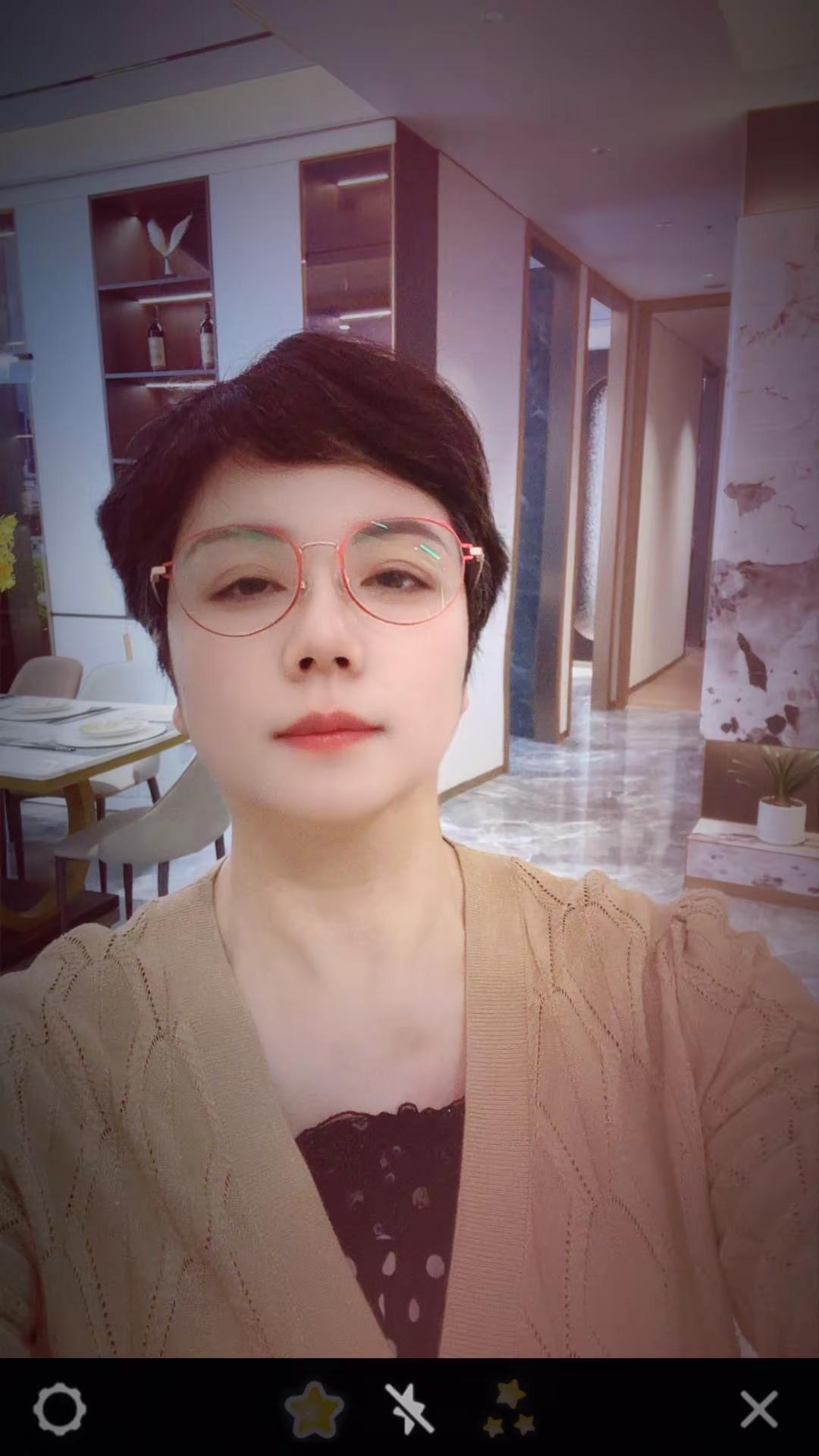 戴眼镜也可以美美 戴眼镜的短发女孩 琴姐工作室 戴眼镜也可以很美的发型 轻颜短发