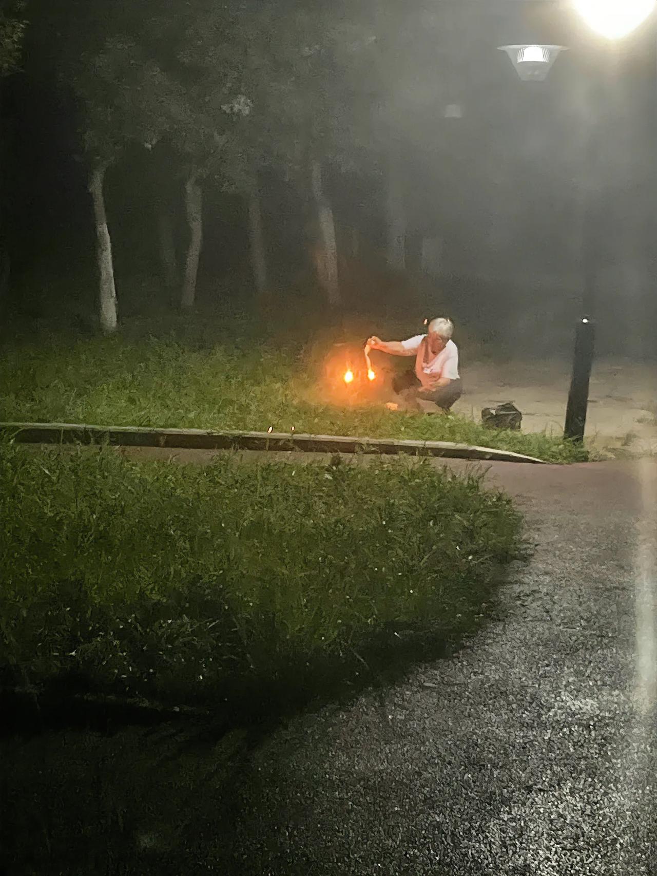 怪瘆人的！夜跑时途中看见一位白发老太在烧东西，我以为她在焚烧垃圾，走近一看我就傻