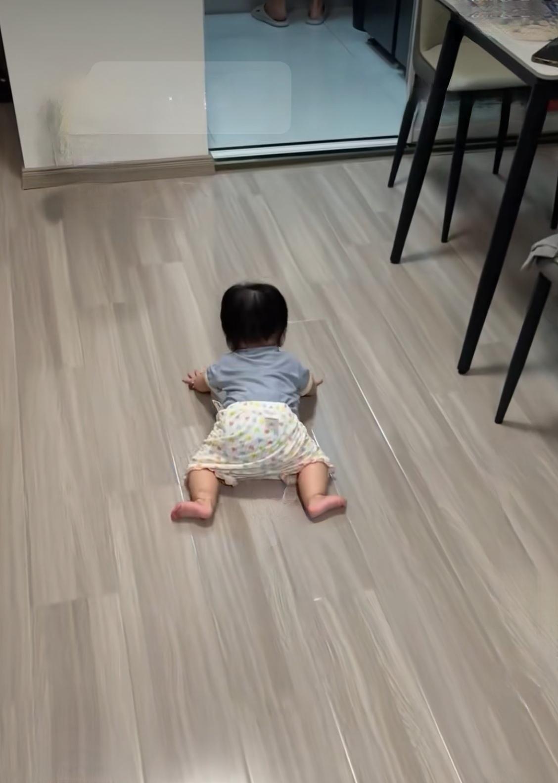 这才多大就帮妈妈干活了，小家伙所到之处地板擦得干干净净。
