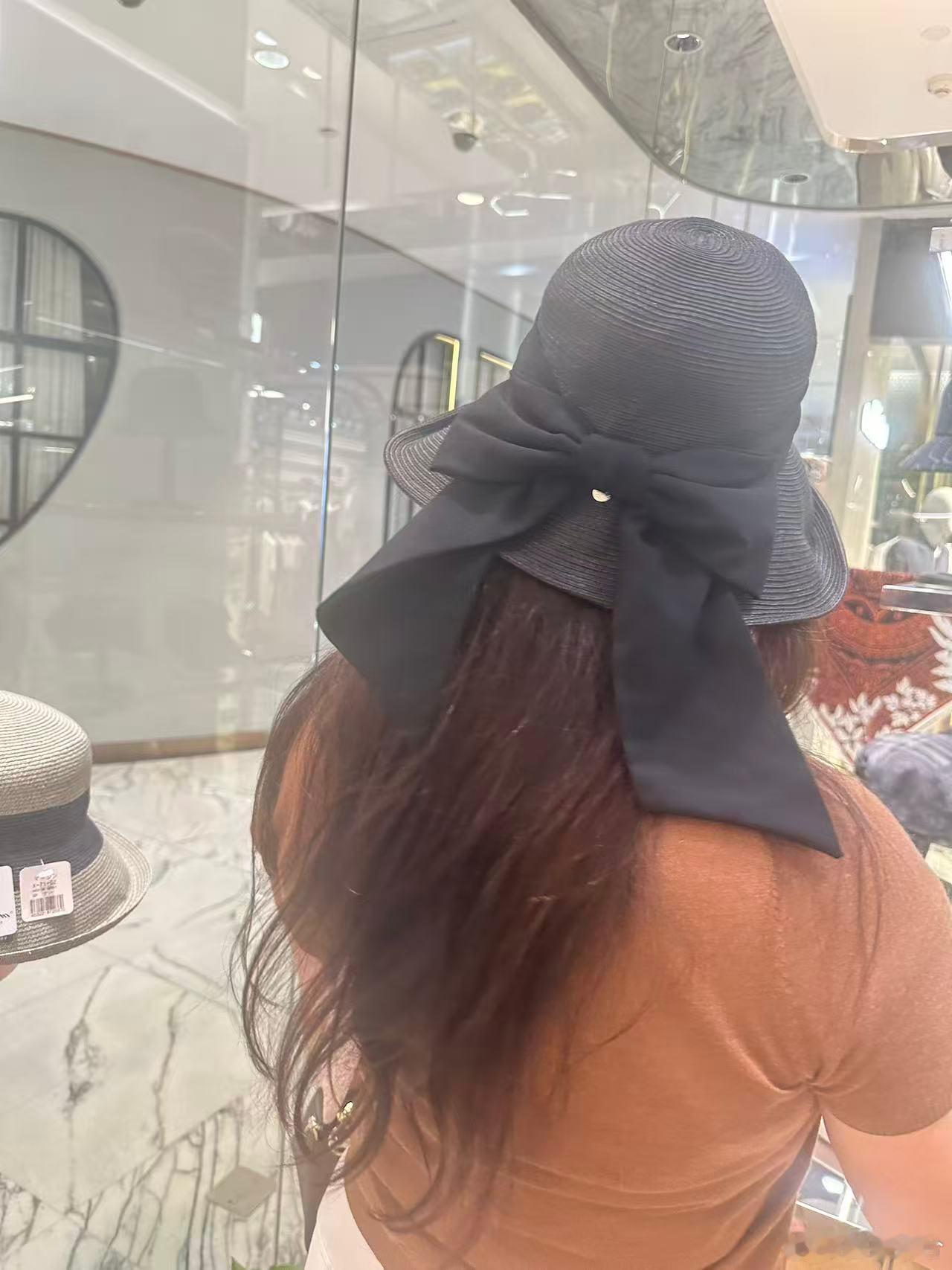 美完发闲逛，路过帽子专柜，试试戴戴吧，哪款更好看呢？猜猜最后带走了哪顶
