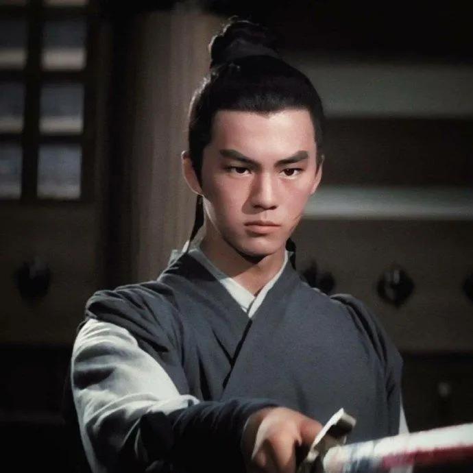 狄龙，是比成龙出道还早的武打明星，成龙的前辈。年轻的时候，狄龙就是武侠英雄的代名