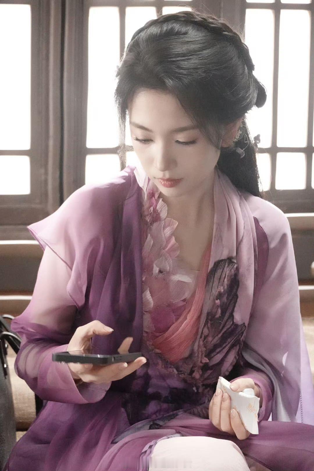 家人们谁懂啊！代露娃在《白月梵星》里的角色太有魅力，黑切白再切黑，层次丰富。全程