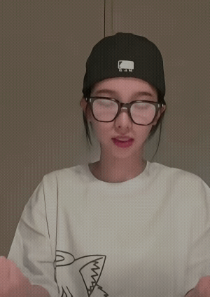 柳智敏和爸爸妈妈牵手睡觉柳智敏[超话] 柳智敏和爸爸妈妈牵手睡觉！一沫真挚的情话