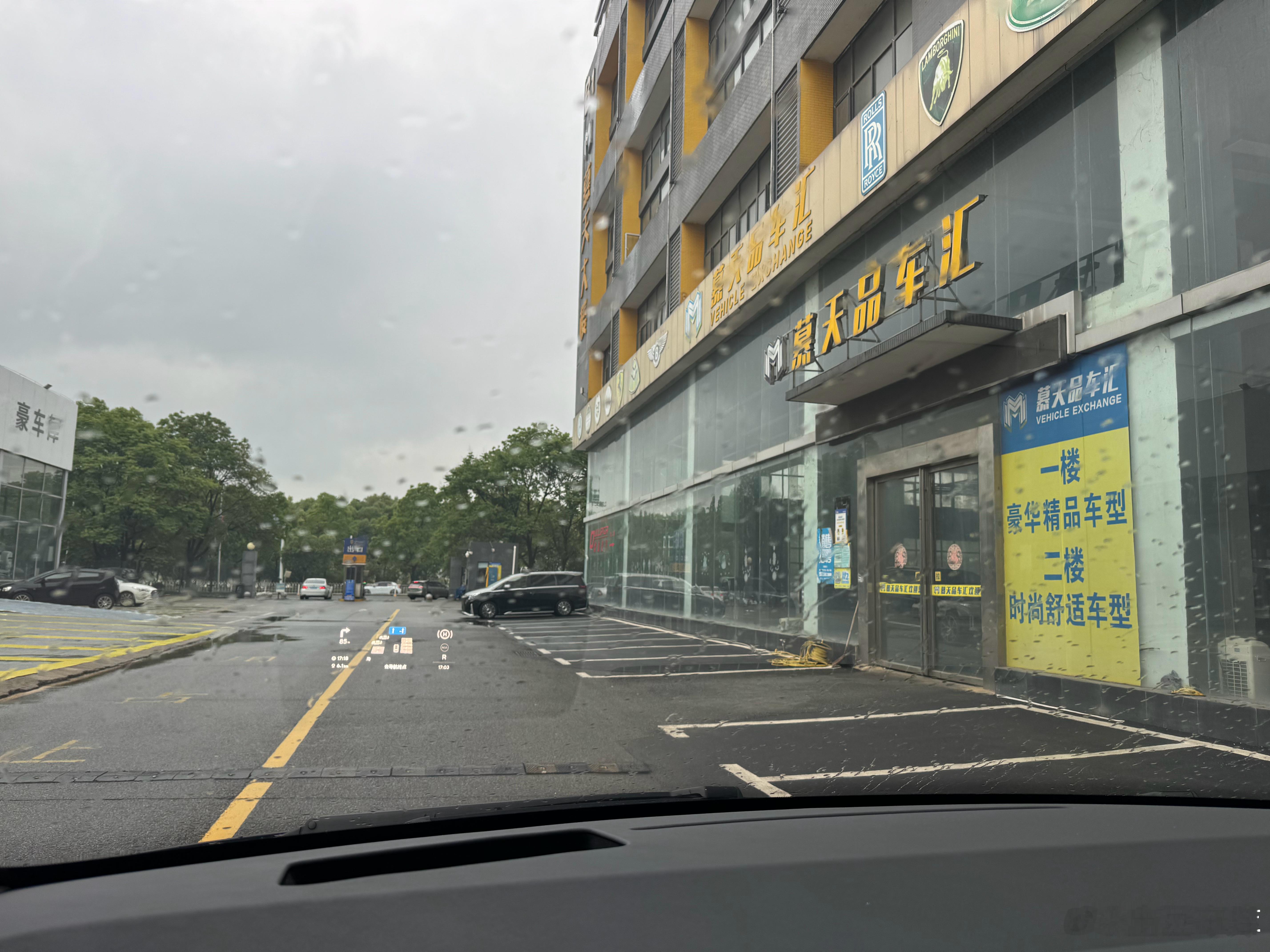 曾经多么辉煌的一栋楼现如今 人去楼空时代在变 不进则退愿我们都有一个美好的明天 