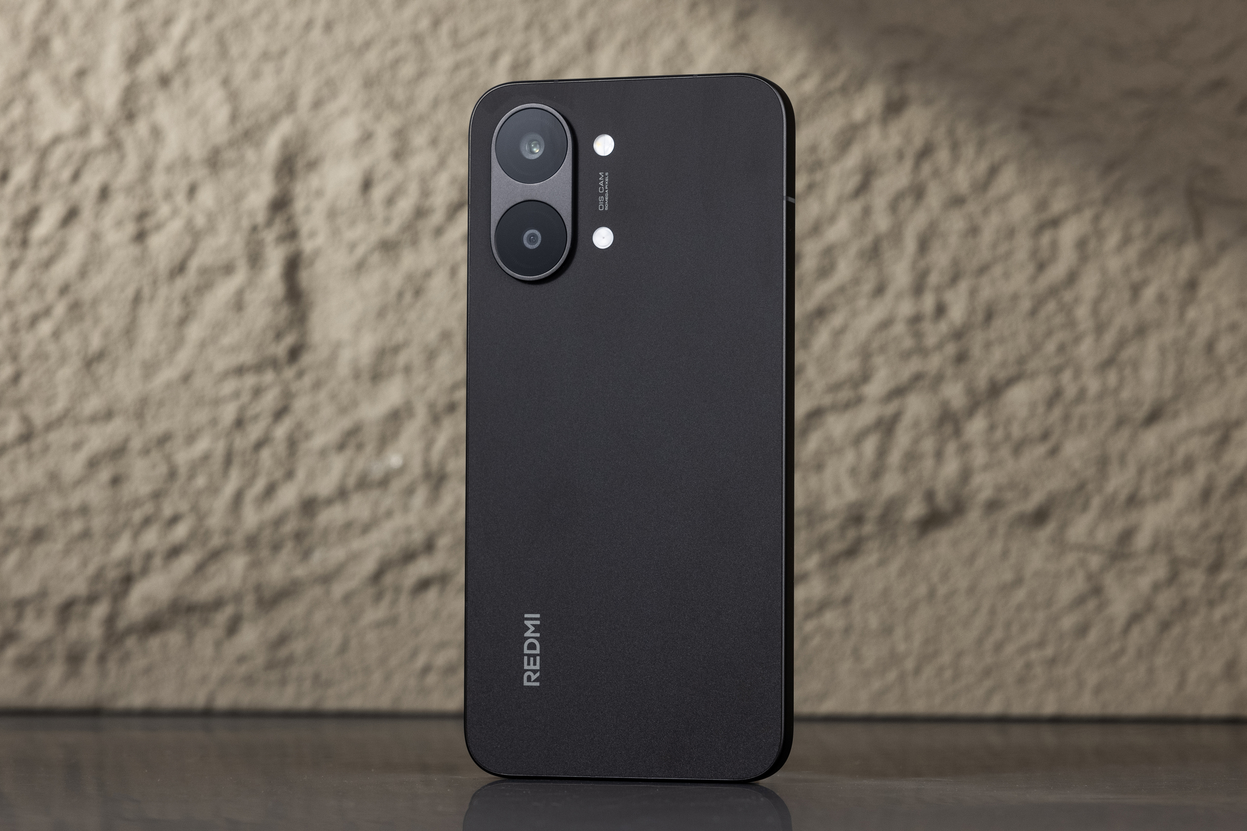 随着手机零部件（尤其是内存）成本的抬升，再加上如今消费者对于“防水、防摔”等等品