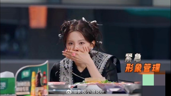 杨超越跟何浩楠学坏了 你们觉得综艺里嘉宾互相模仿的生活化小习惯，是不是比刻意制造