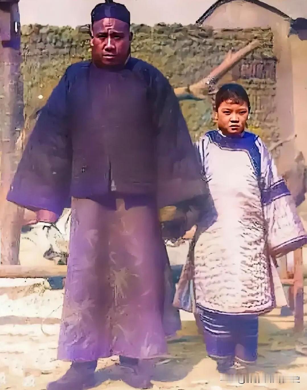 晚清时期，一名农村地主和小妾的留影，小妾站在五大三粗的地主身边安全感应该十分有安