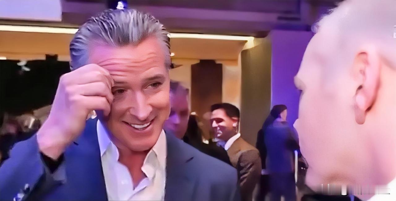 记者:“你对那些担忧本周白宫关于格陵兰岛表态的欧洲人有什么话要说吗？”

纽森: