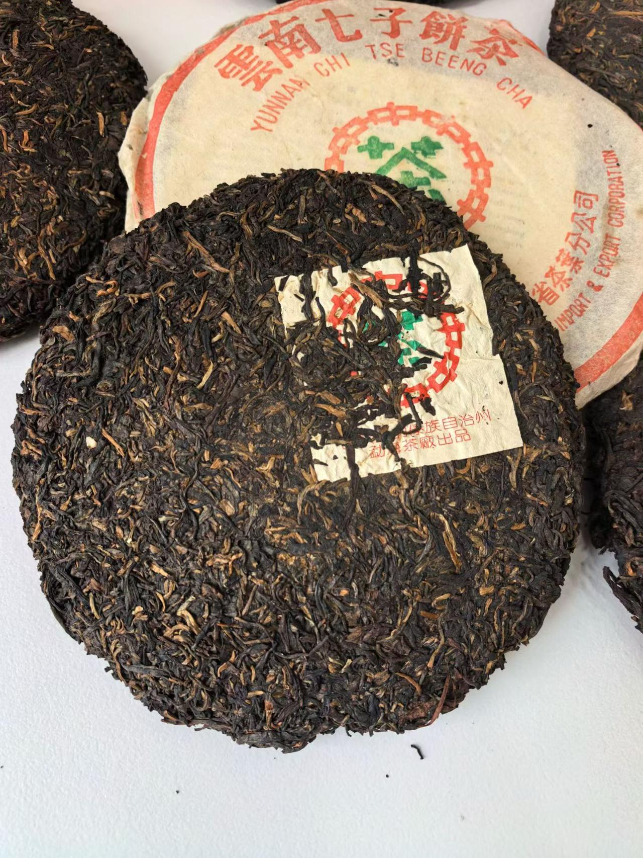 这几片03年912绿印7542也认真喝了，是很标准的勐海茶厂7542口感特点，一