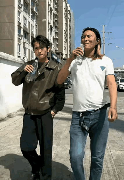 以为是好朋友！没想到一个举动原形毕露！难道人性就这么不禁试吗？

本来，夹克和短