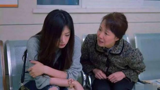 离谱了！女儿出首付给母亲买房，母亲却偷偷把房屋产权过户给儿子，没多久弟弟状告姐姐