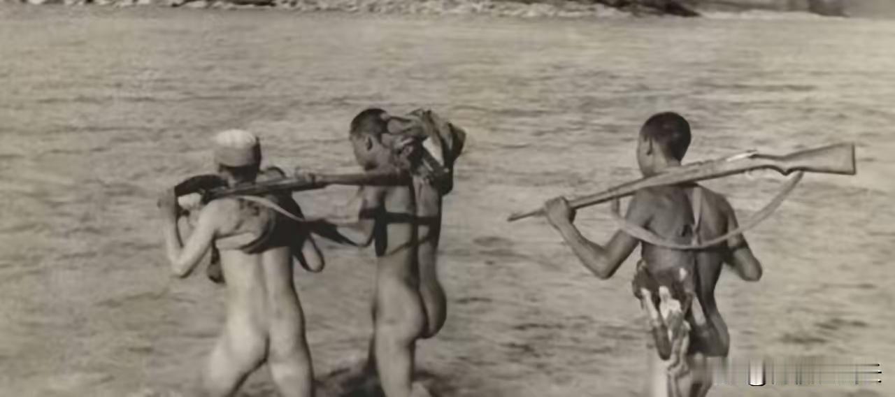 1939年冬季，八路军晋察冀军区的战士正在偷渡拒马河，前去袭击紫荆关，由于天气冷