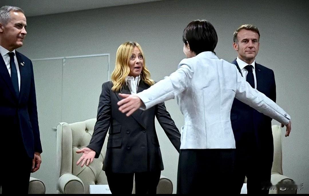 意大利总理梅洛尼见到高市早苗眼睛瞪得更大了。