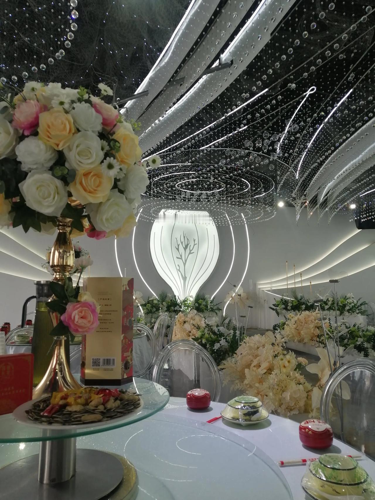 小县城真的小，不只是地理范围，也包括人际关系。
今天去参加一个婚宴。新郎的父亲我