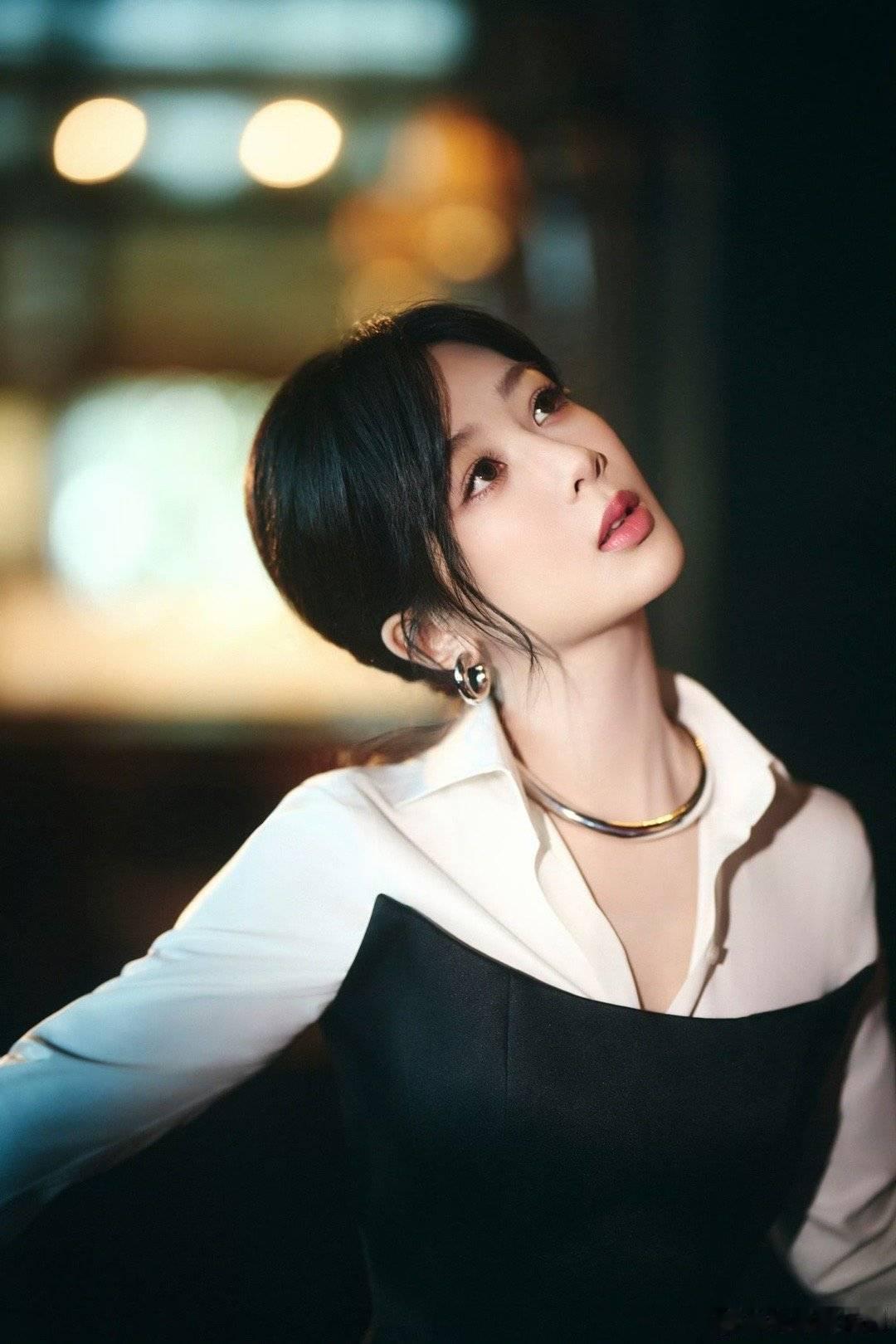 一些新鲜出炉的紫妹#杨紫深V衬衫短裙##杨紫黑白大片# ​​​