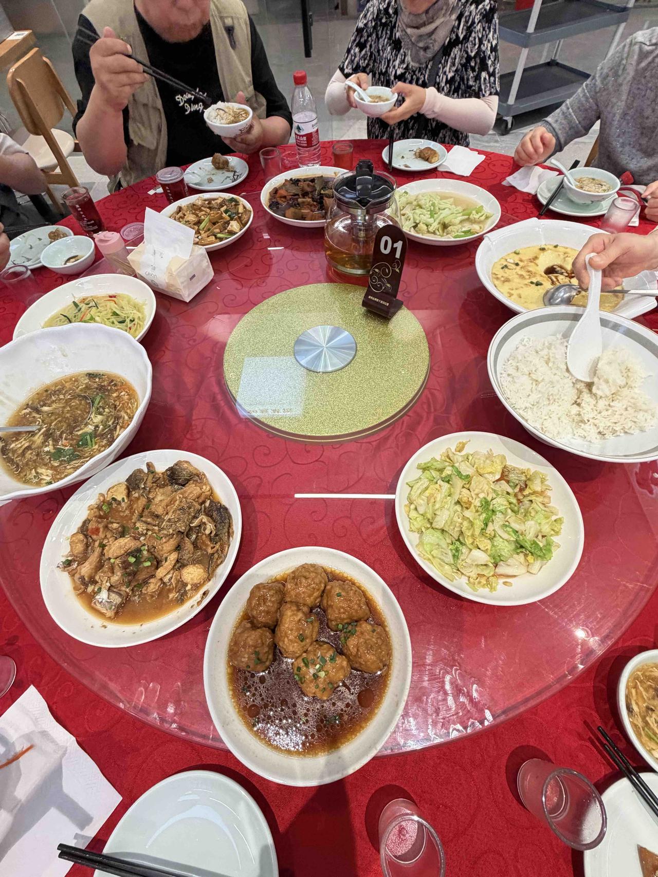 昨天中午，我们西安旅游团，在浙江温州过境公路的悦来厨房吃团餐。
这顿饭，是我们旅