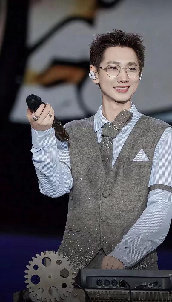 汪苏泷拒绝叫妈妈选择了喊bb主打一个坚决不上套！果断拒绝叫妈妈，转头一句bb，反