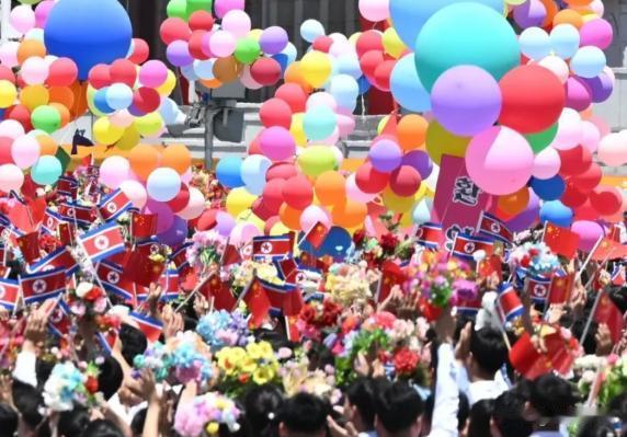 朝鲜彻底沸腾！这场面，全世界找不出第二个！

6 月 8 日，朝鲜为了迎接中方的