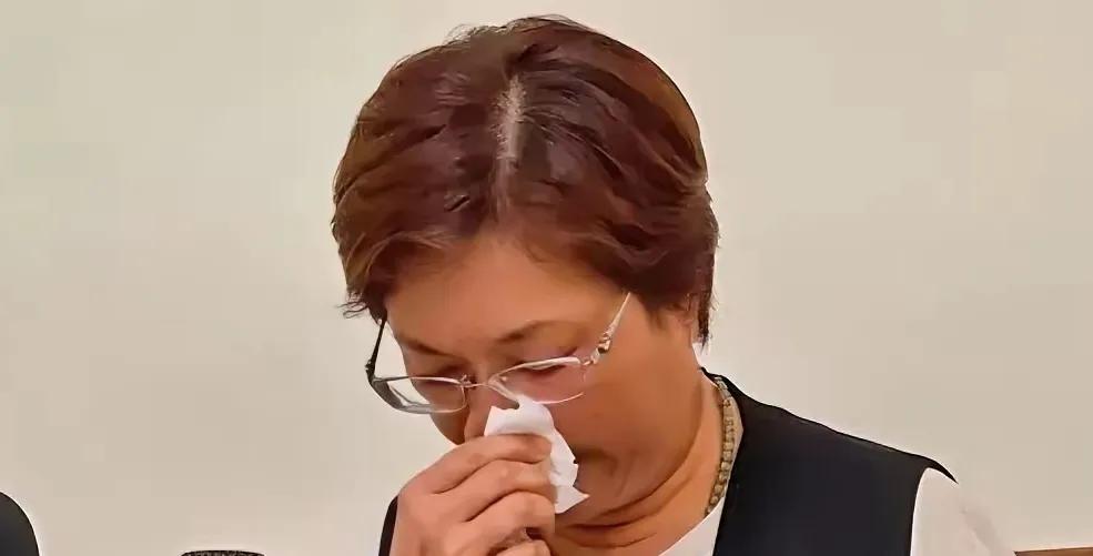 王惠美选择面对质疑，曝光彰化提名真相，强调自己问心无愧。柯呈枋紧随其后宣布退出。