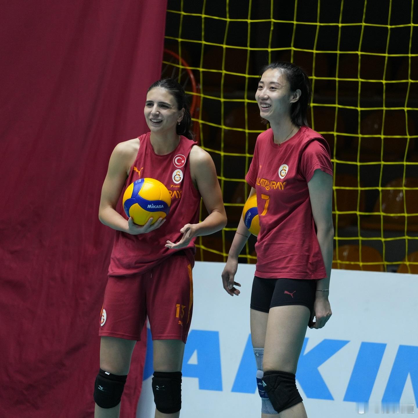 王媛媛王媛媛留洋第一季📸王媛媛和加拉塔萨雷队友们的今日训练掠影中国女排