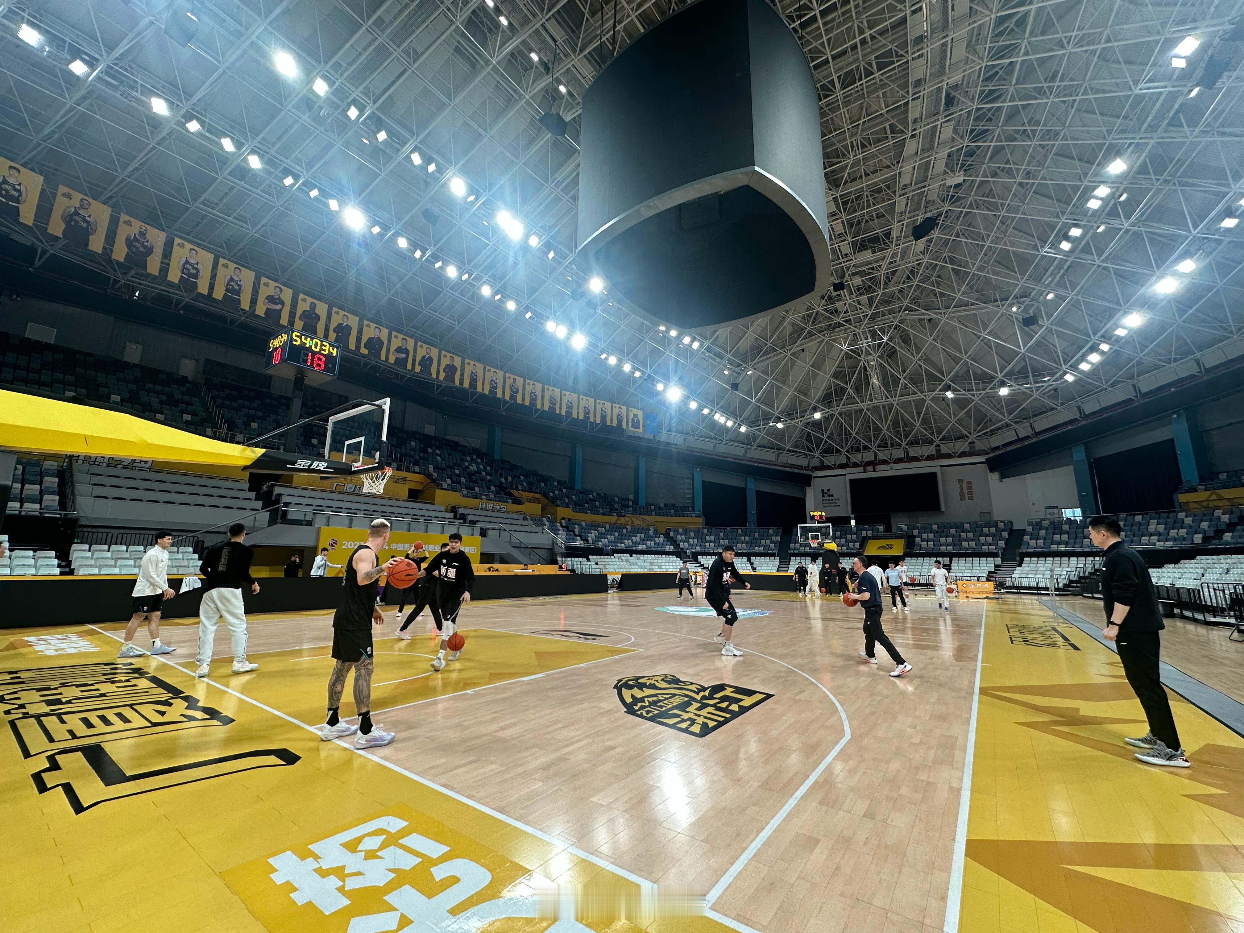 备战 四连客第一场[拳头]#cba炫时刻##新疆男篮##小卢篮球世界#  ​​​