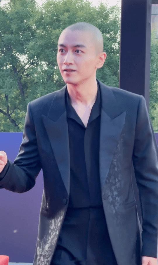#陈晓光头走红毯#陈小光头走红毯，这个头是真的好完美啊。光头是真的很检验一个人的