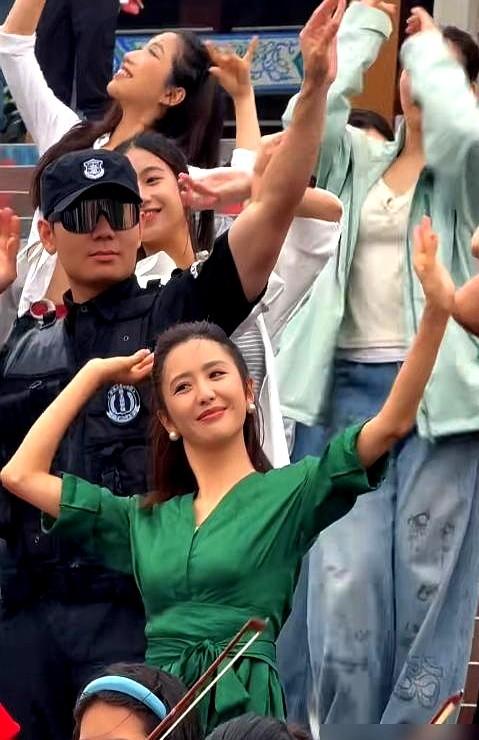 佟丽娅这一舞，可不是来捞金的。

在南昌滕王阁，她一身绿裙带着舞团搞快闪，没收一