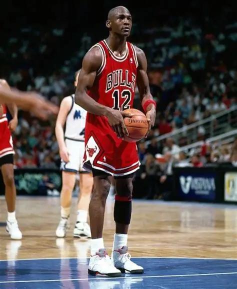 NBA历史上最攻防一体的球星通常需要同时满足顶级进攻能力和顶级防守能力，并在职业