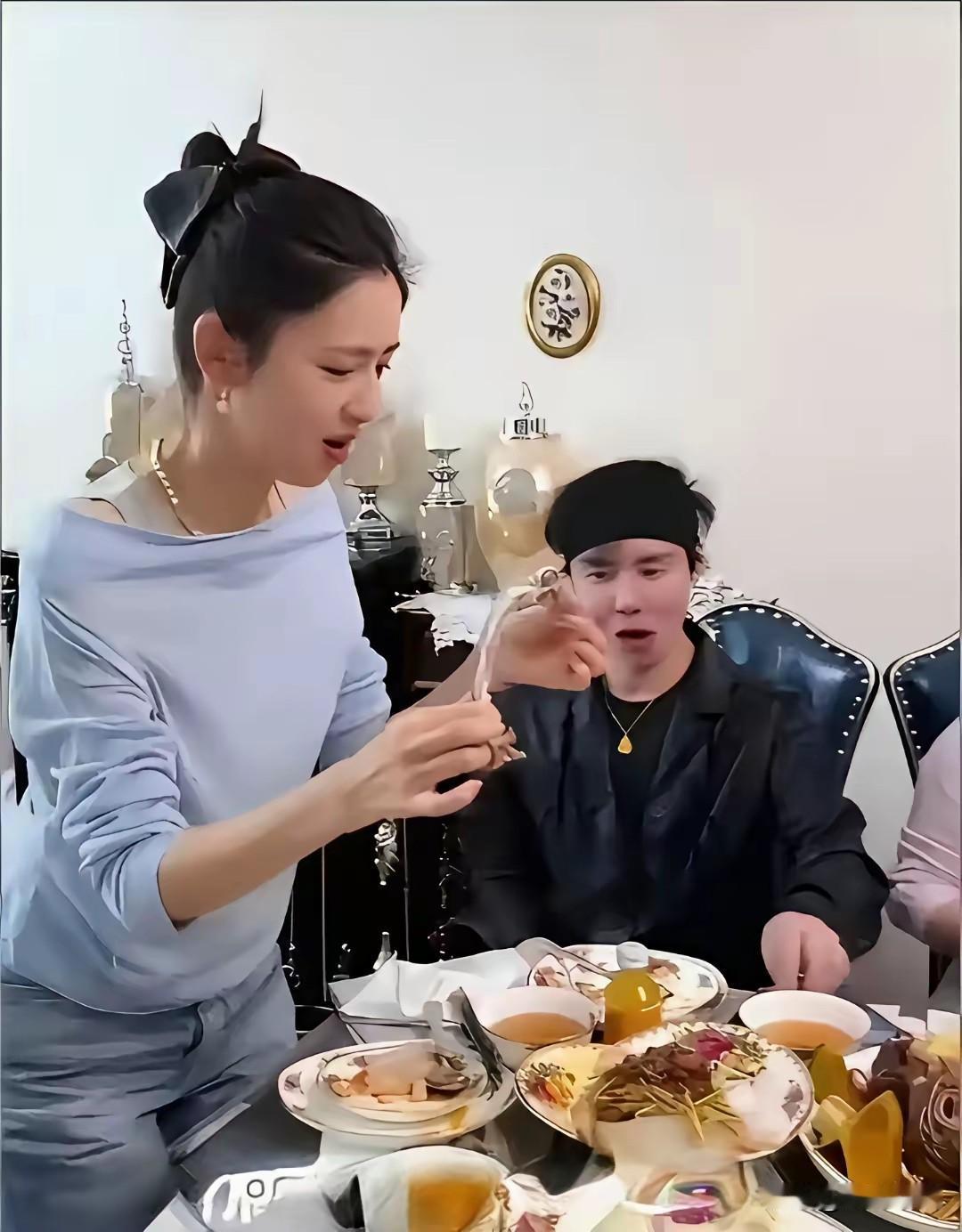 阔别许久，42岁佟丽娅重回故乡新疆伊犁。卸下荧幕上的身份，沉浸在家乡独有的烟火气