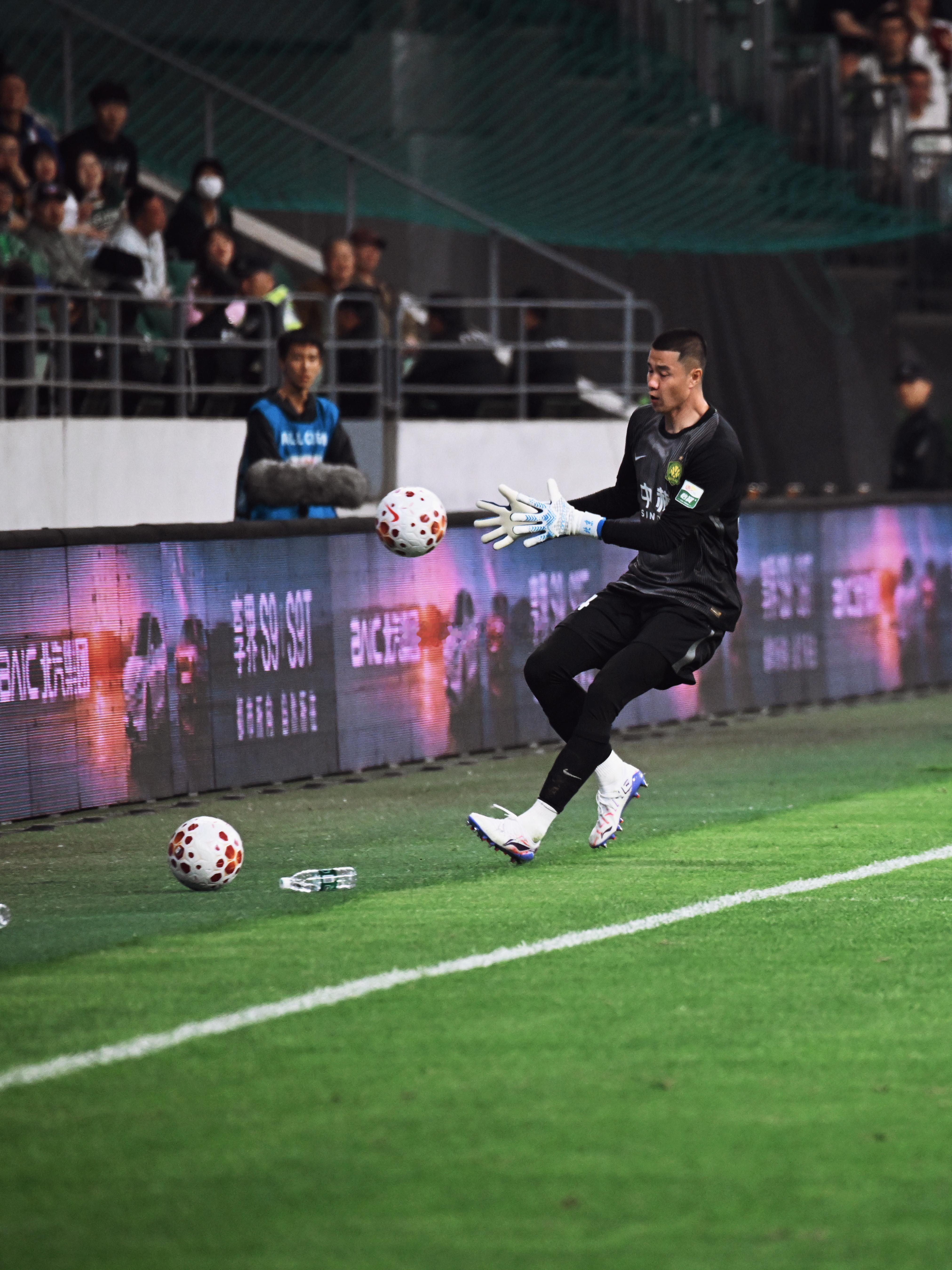 北京国安北京国安vs天津津门虎 比分落后，门将侯森冲刺至中场发界外球。北京国安2