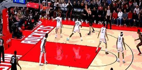 刚开场就叫暂停！火箭这21岁小将，两记三分把灰熊主帅的战术板都给干碎了。
 
申