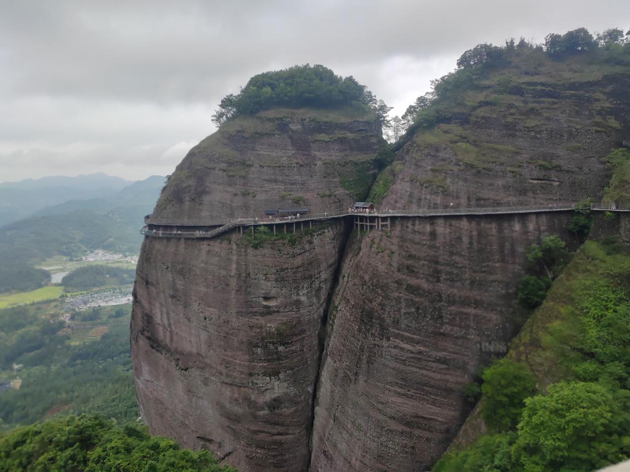 武当非彼武当，龙南市的南武当山，典型的丹霞地貌。一座座山峰突兀而起，山体光滑，山