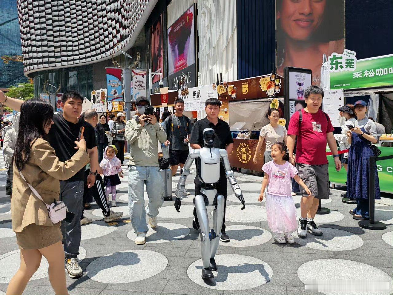 羡慕五一出去玩还能与顶流北京半马冠军荣耀机器人互动比心合影。在这个假期，荣耀机器