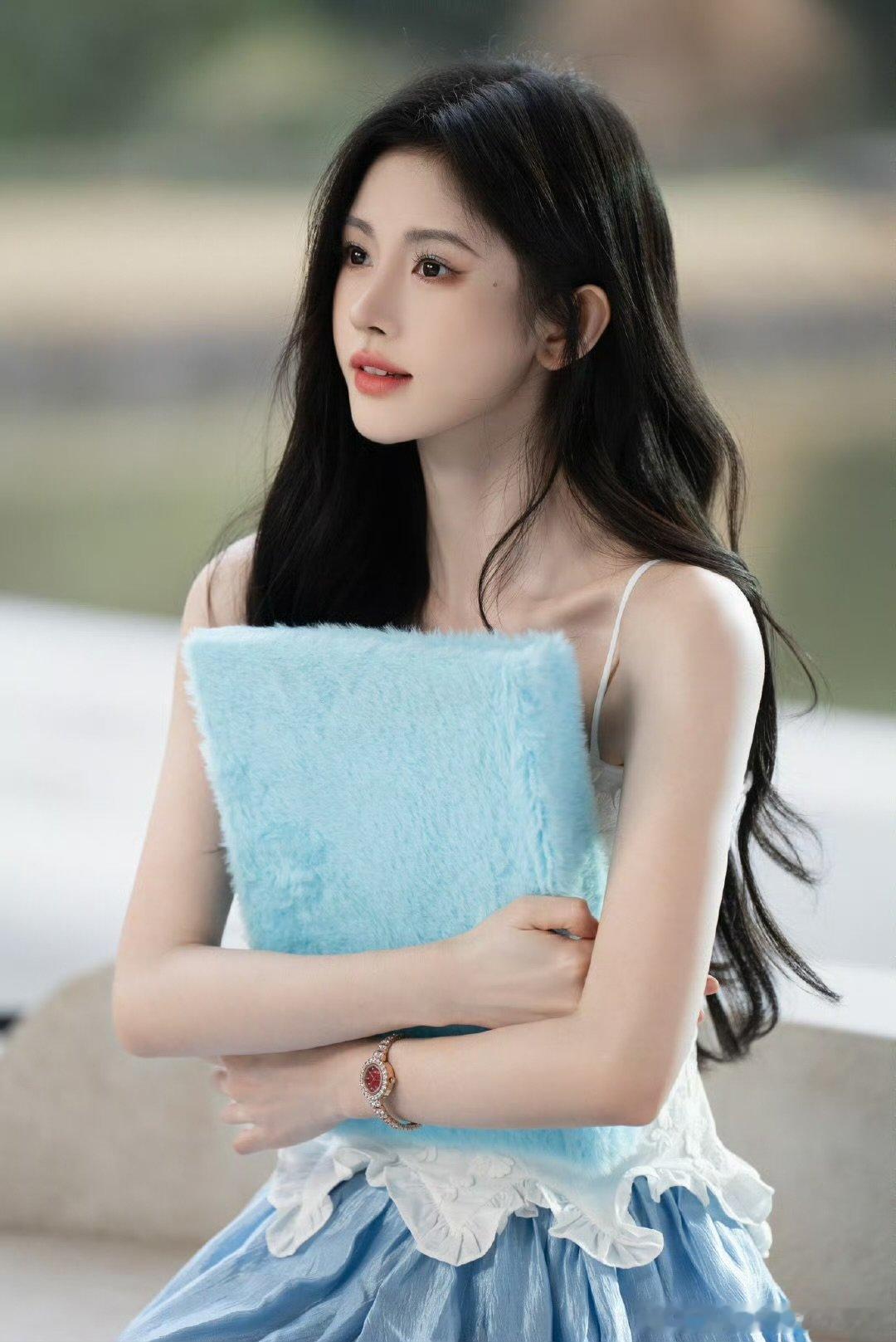 鞠婧祎[超话]鞠婧祎穿了应援色鞠婧祎水灵灵的眼神 好美啊 ​​​