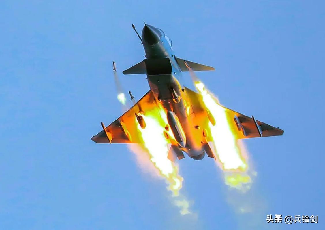 20世纪80年代，国际局势波谲云诡，周边空防压力如影随形，中国空军装备与世界先进