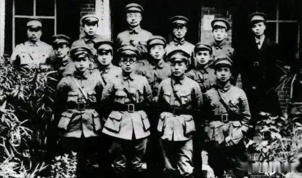 民国粤军，从辛亥革命一直打到抗战，几乎没歇过。要问厉不厉害，看他们怎么从几千条破