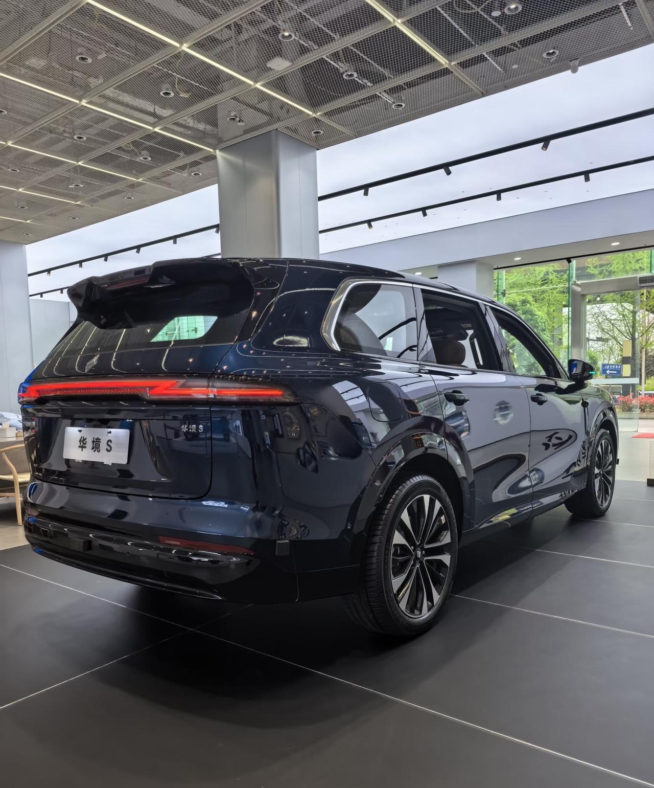 不服都不行！
现在车圈真的大乱套！
都不敢想！由五菱与华为深度合作的一个全新高端