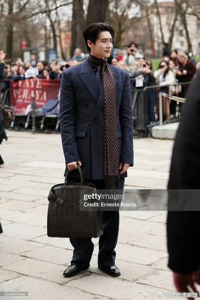 李钟硕今天参加米兰时装周，他前段时间不是回春了吗 