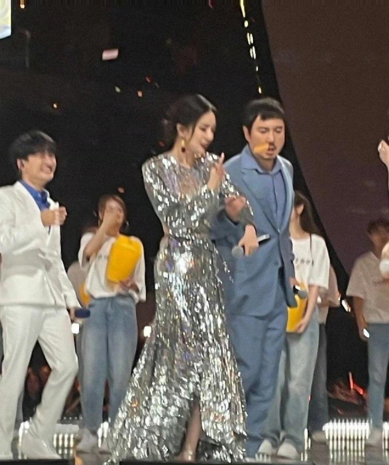 沈腾又忘记扶杨幂了腾哥又忘记扶杨幂了 真没想到还有第二次