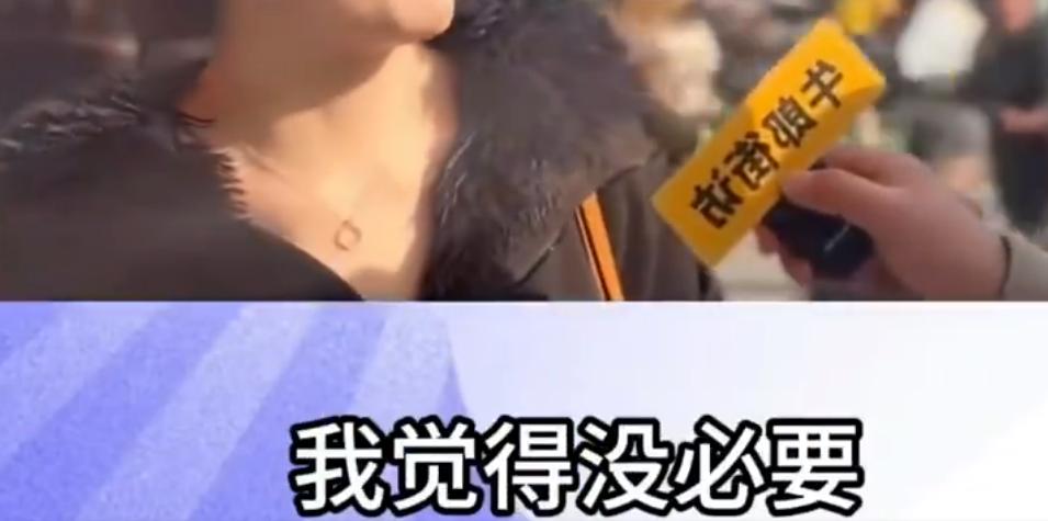 结婚愿意在房产证上加上门女婿的名字吗？性别一换她们比谁都明白
如图一图二，街头采