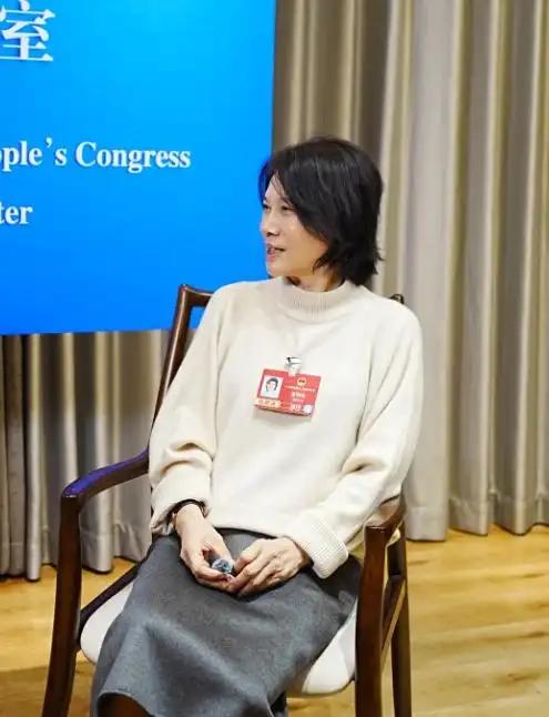 董明珠说促消费得先解决就业、涨工资，企业加薪有限要全社会动。她还反对“奋斗=加班