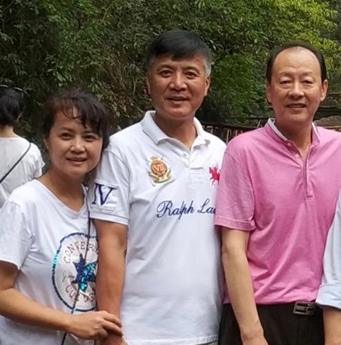 三位著名演员同框：侯天来天庭饱满，目光沉和，体态常年在线；茹萍秀发覆额，凤眉皓齿