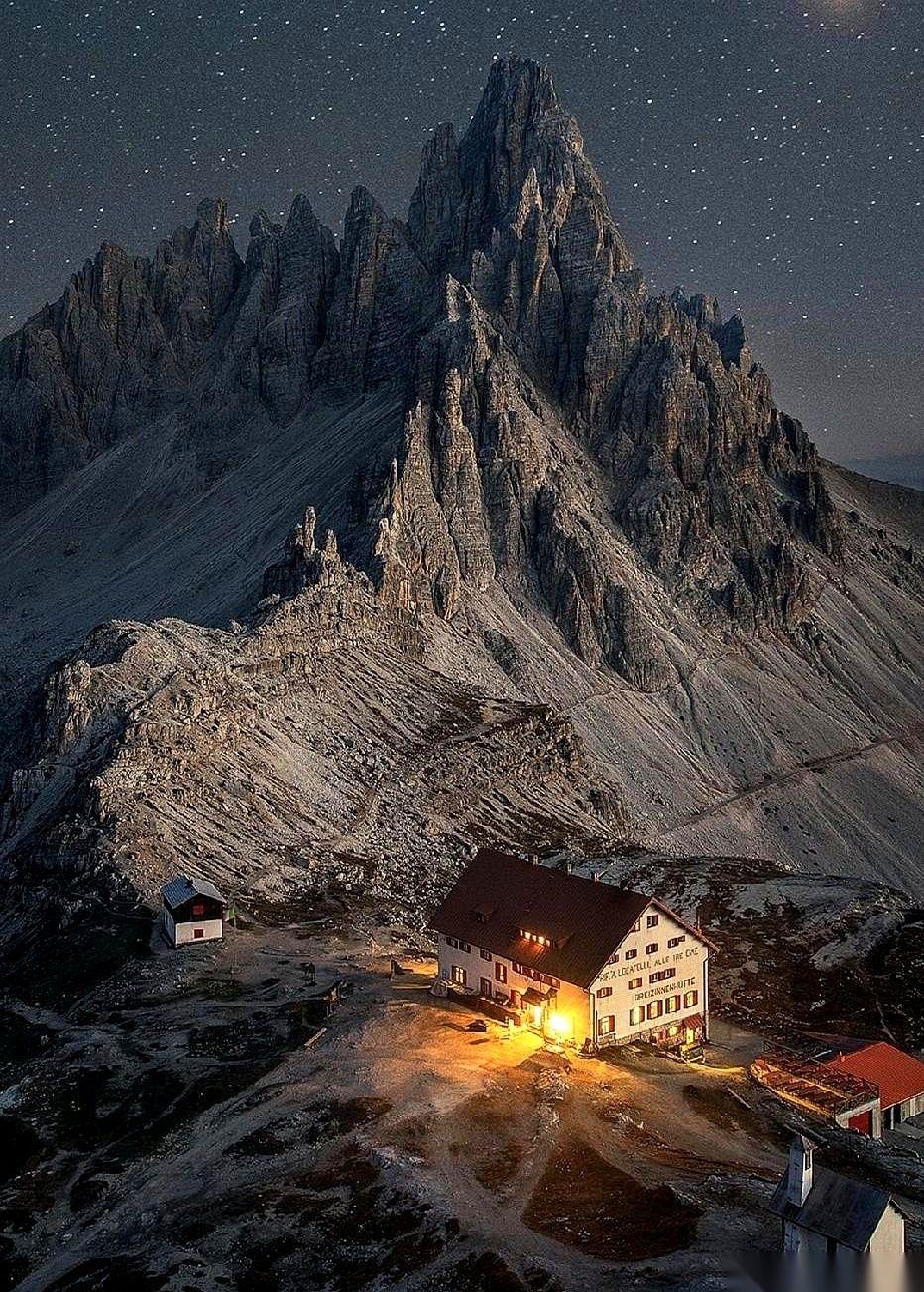 特变竟然让天业控股了？51%的股份，就这么给了。
第一眼看到，我脑子里也“嗡”了